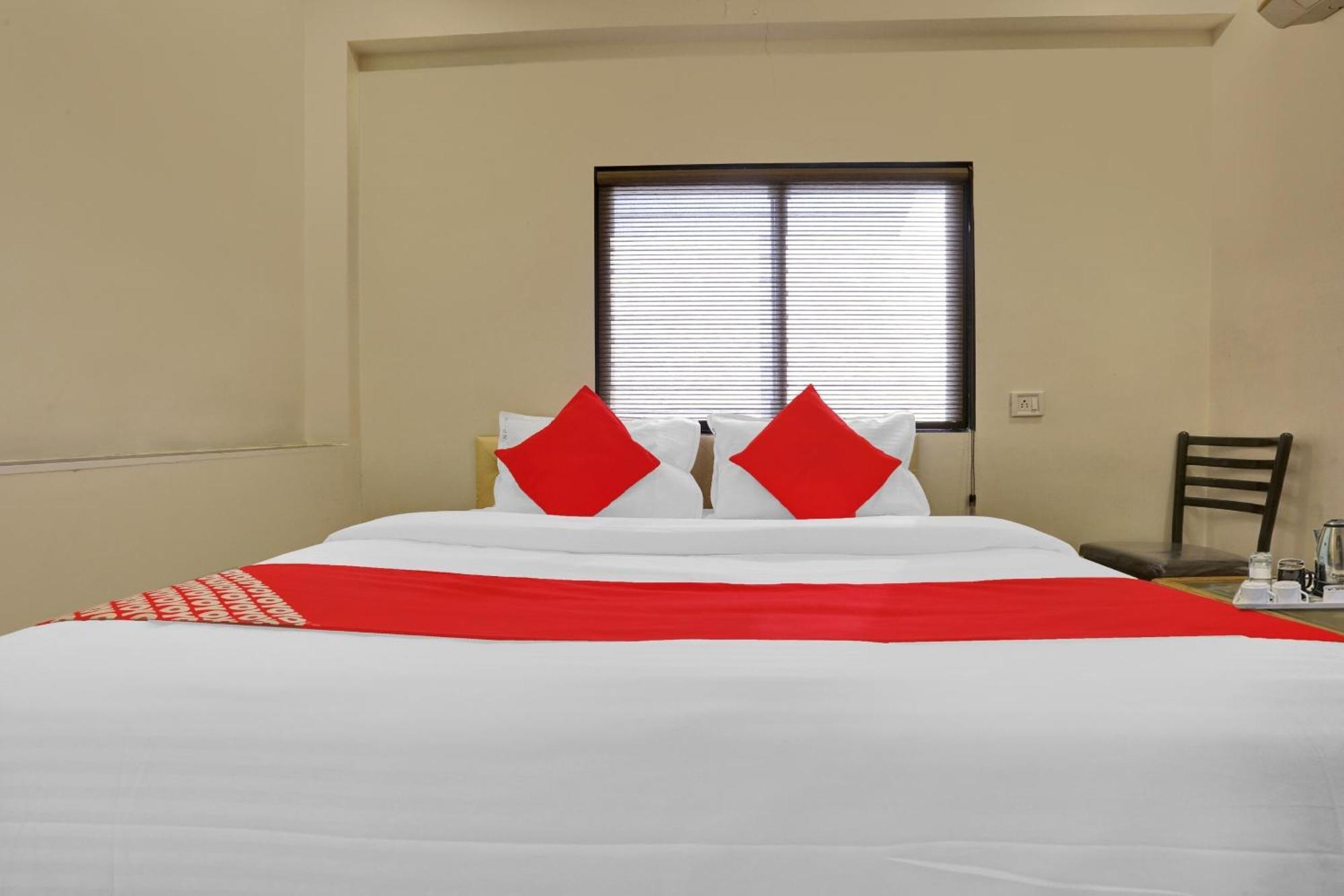 Hotel O Nandi Palace Lodging And Boarding Ulhasnagar Ngoại thất bức ảnh