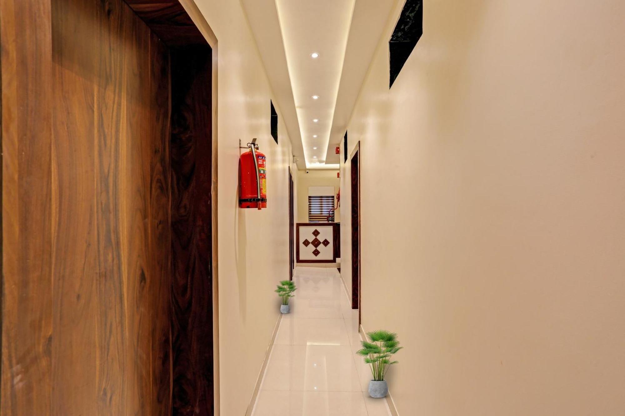 Hotel O Nandi Palace Lodging And Boarding Ulhasnagar Ngoại thất bức ảnh