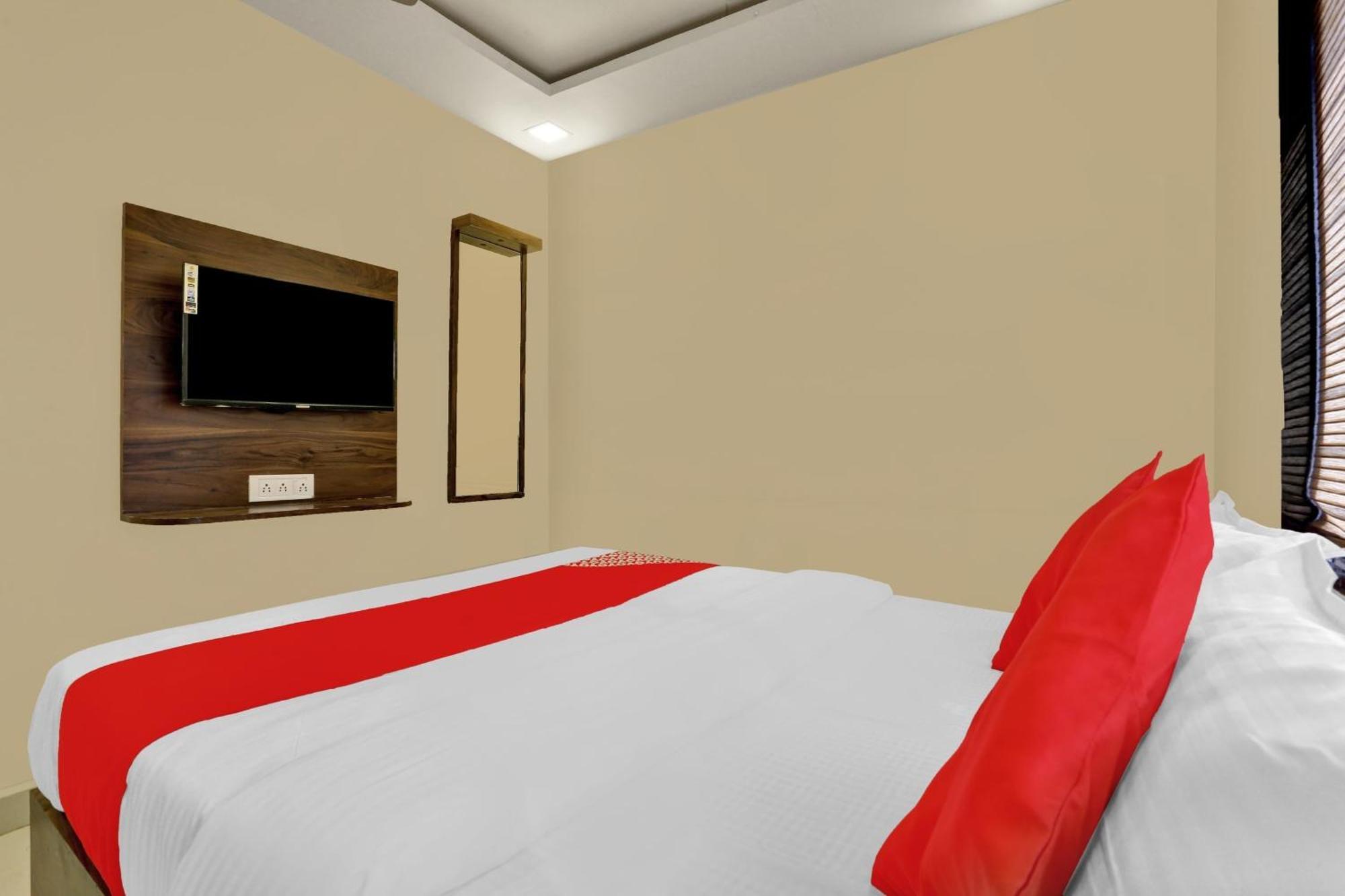 Hotel O Nandi Palace Lodging And Boarding Ulhasnagar Ngoại thất bức ảnh