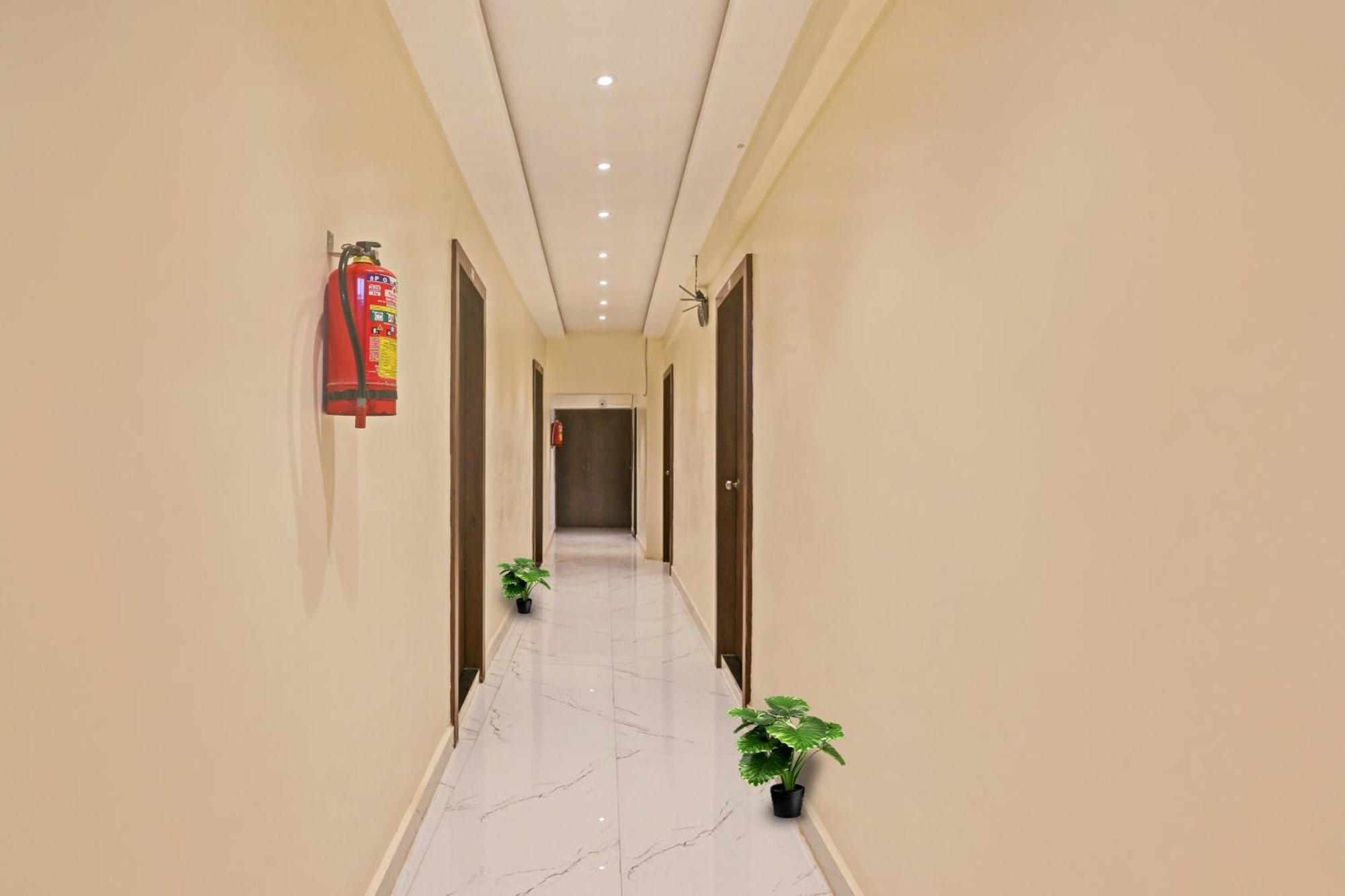 Hotel O Nandi Palace Lodging And Boarding Ulhasnagar Ngoại thất bức ảnh