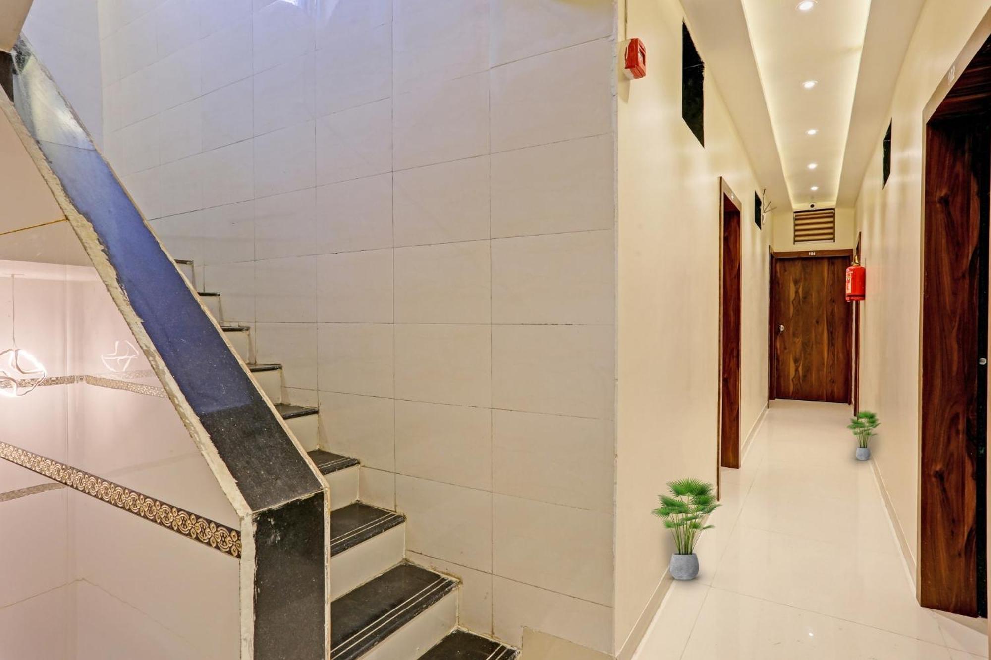 Hotel O Nandi Palace Lodging And Boarding Ulhasnagar Ngoại thất bức ảnh