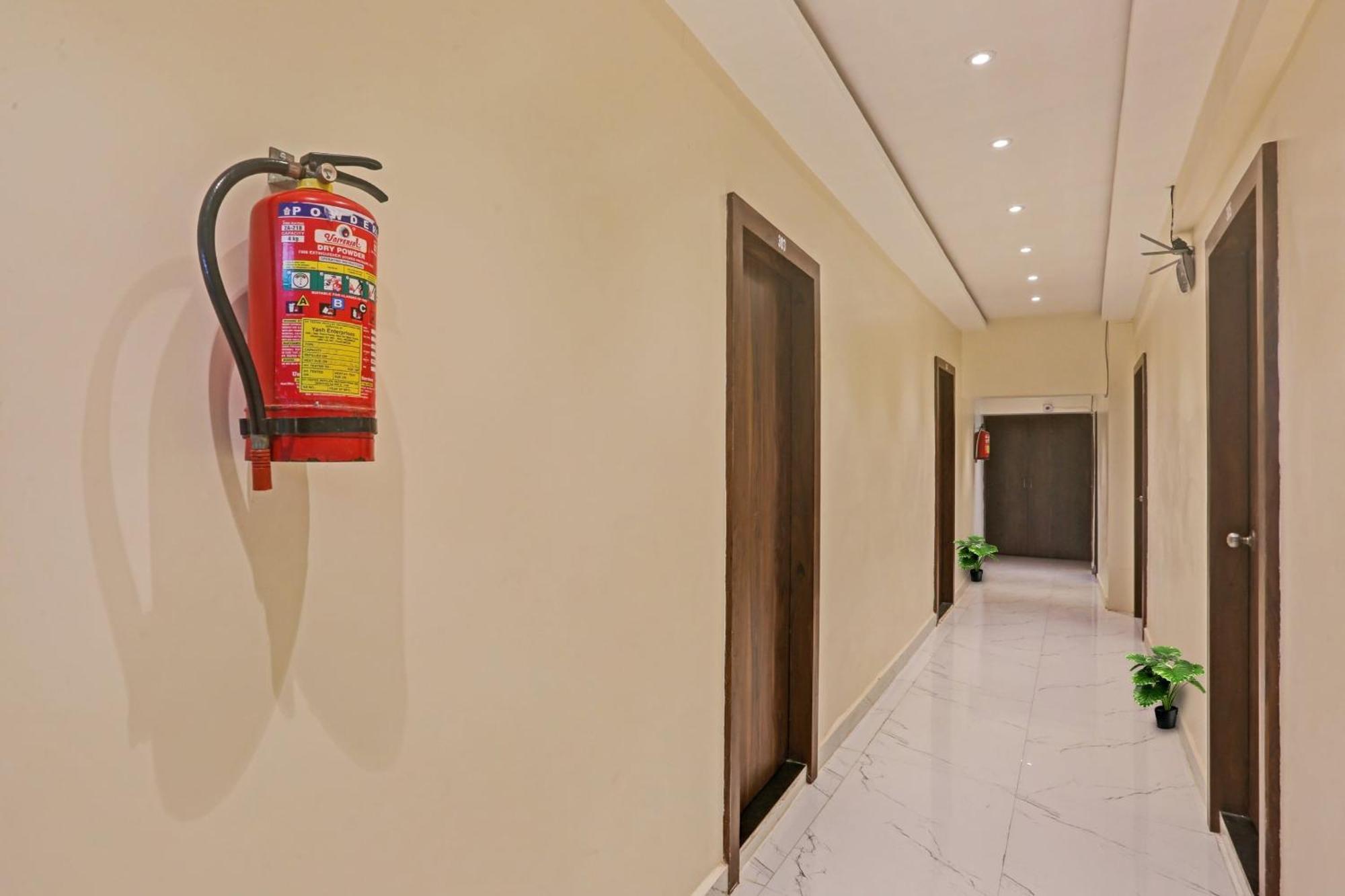 Hotel O Nandi Palace Lodging And Boarding Ulhasnagar Ngoại thất bức ảnh