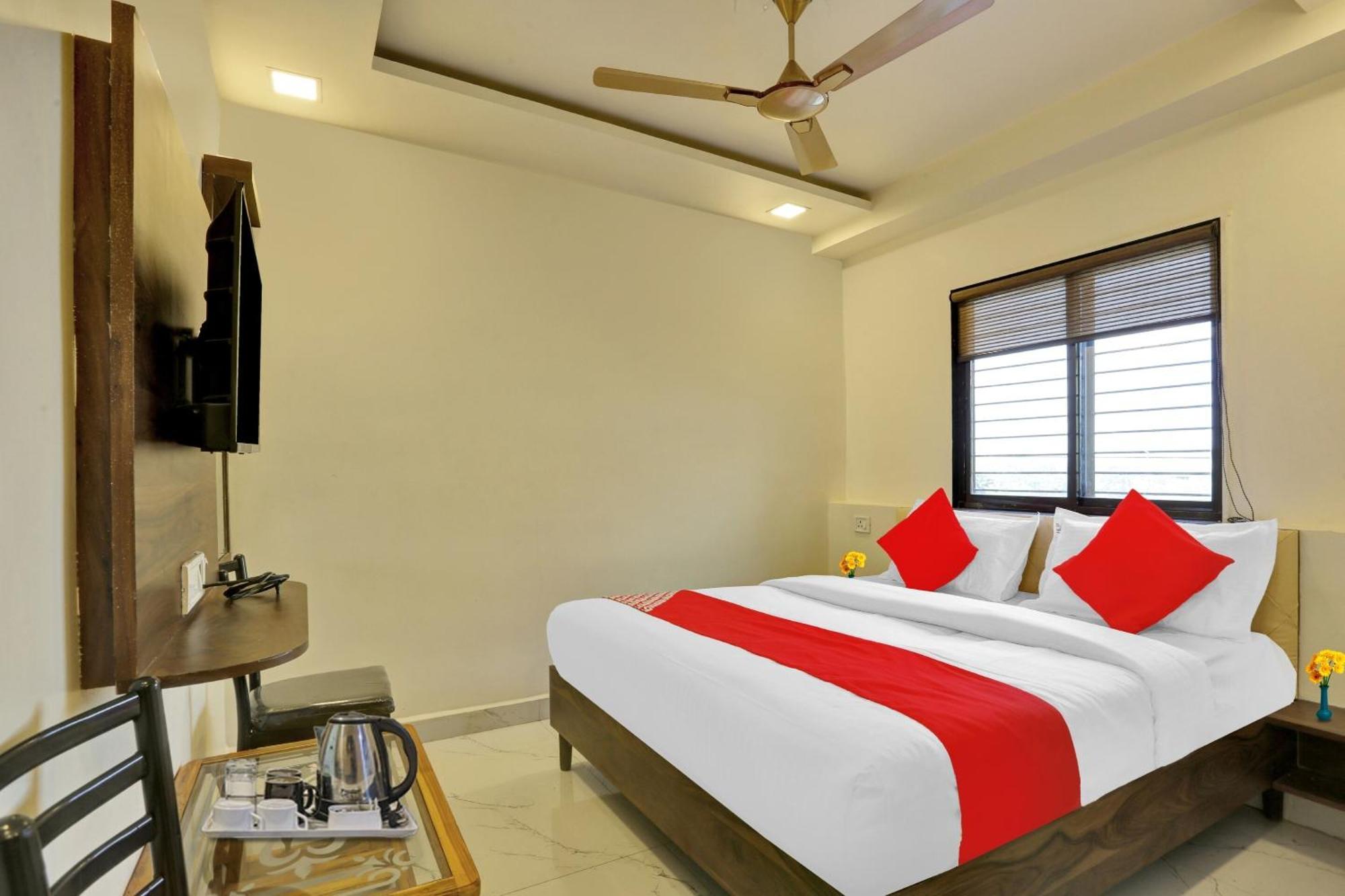 Hotel O Nandi Palace Lodging And Boarding Ulhasnagar Ngoại thất bức ảnh